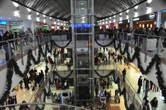 O shopping cheio no Dia das Bruxas em Bogotá, na Colômbia
